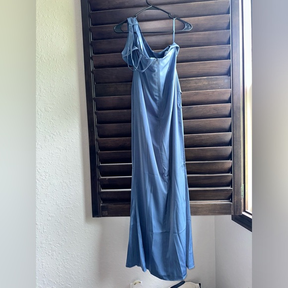 NWT - Showpo 	
SANDARA ONE SHOULDER STRAPPY BACK MAXI DRESS - Picture 3 of 5